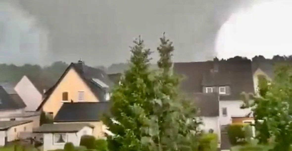 VIDEO: Německem zřejmě prošlo tornádo. Bouře zasáhly i Česko