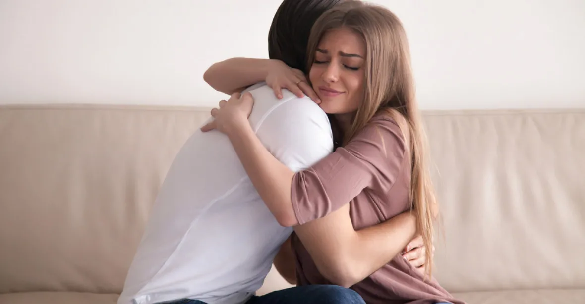 Objetí s partnerem u žen snižuje stres. U mužů ale ne