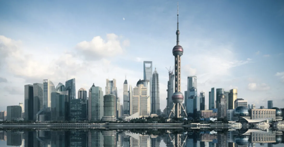 Čínskou Šanghaj děsí covid. Město znovu zavírá obchody, lidé nesmí z domu