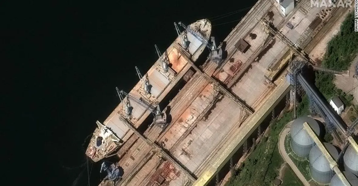 Ruské lodě kradou tísíce tun ukrajinského obilí. Mají je usvědčit satelitní snímky