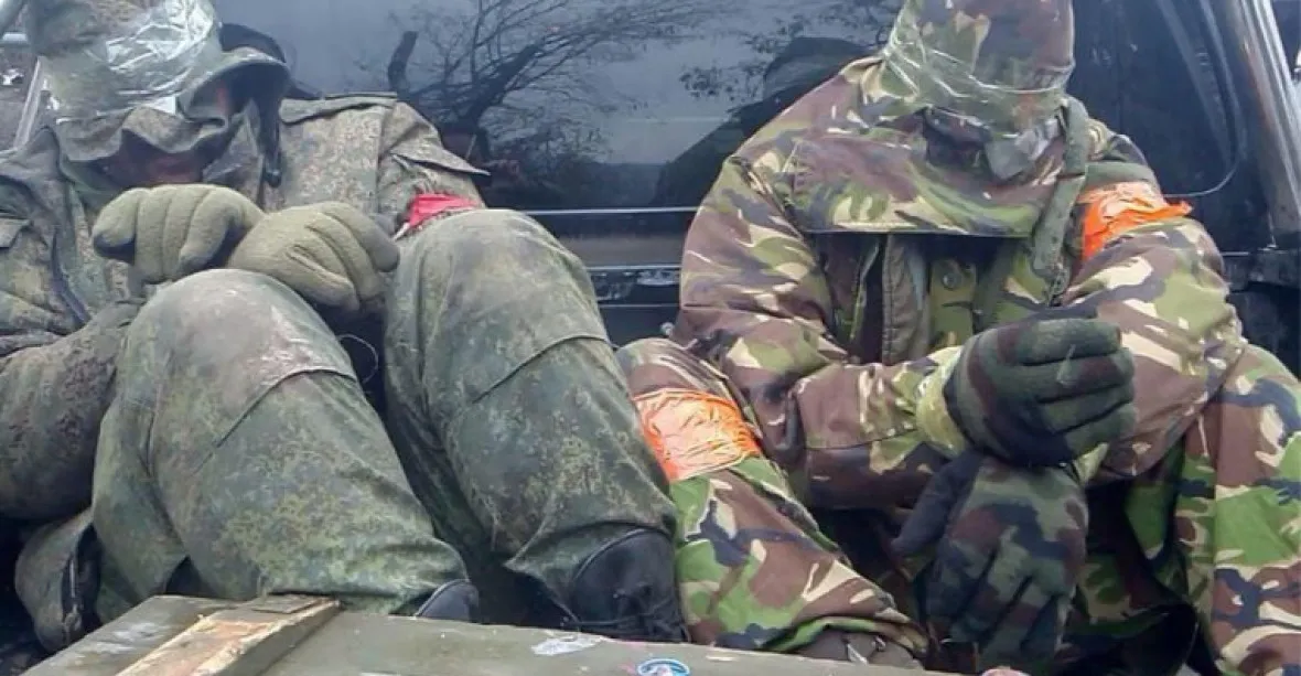 Ukrajinci sbírají těla mrtvých ruských vojáků ve snaze vyměnit je za zajatce