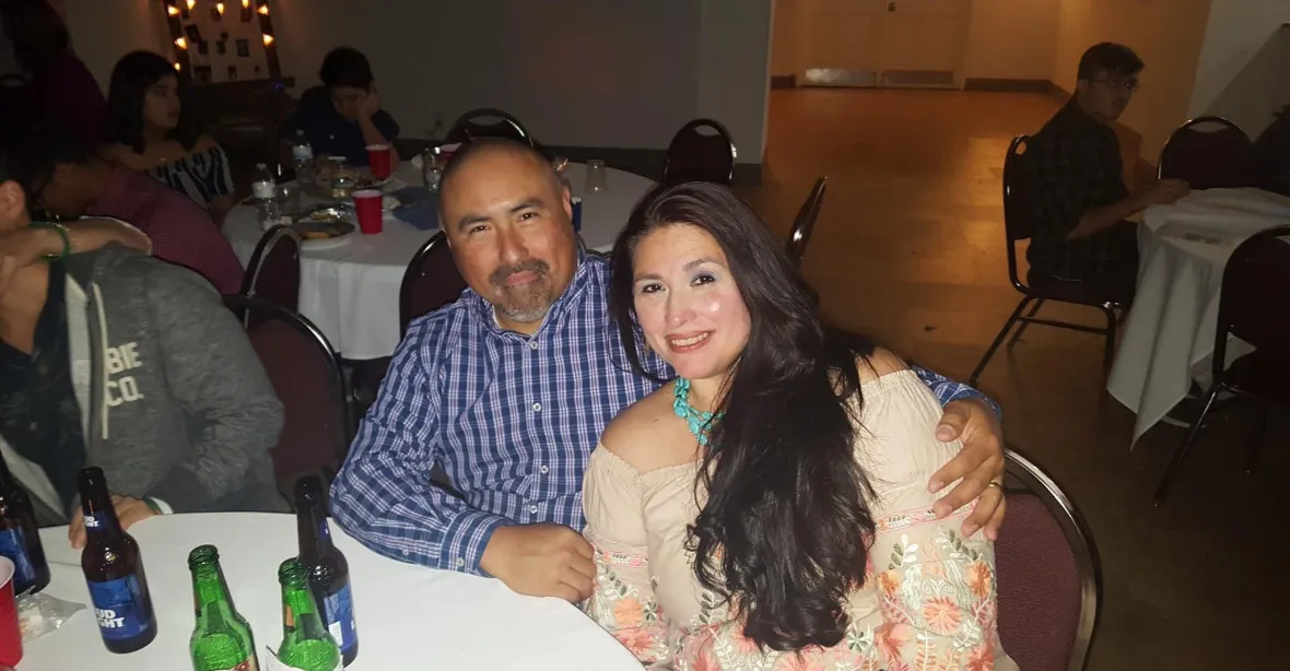 Manžel učitelky, kterou zabil střelec v Texasu, zemřel žalem