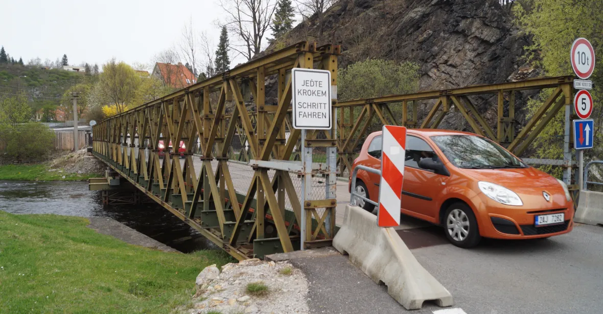 Česko posílá Ukrajině dva provizorní mosty. Soupravu vezou desítky aut