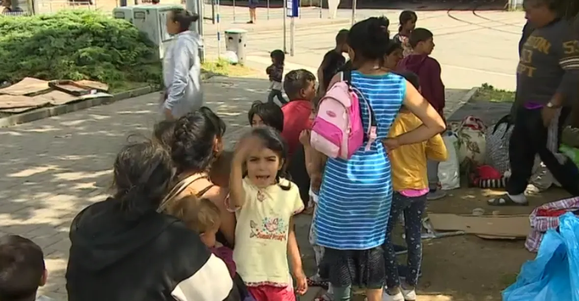 Brno si neví rady s romskými uprchlíky u nádraží. Chce je přemístit a pozemek oplotit