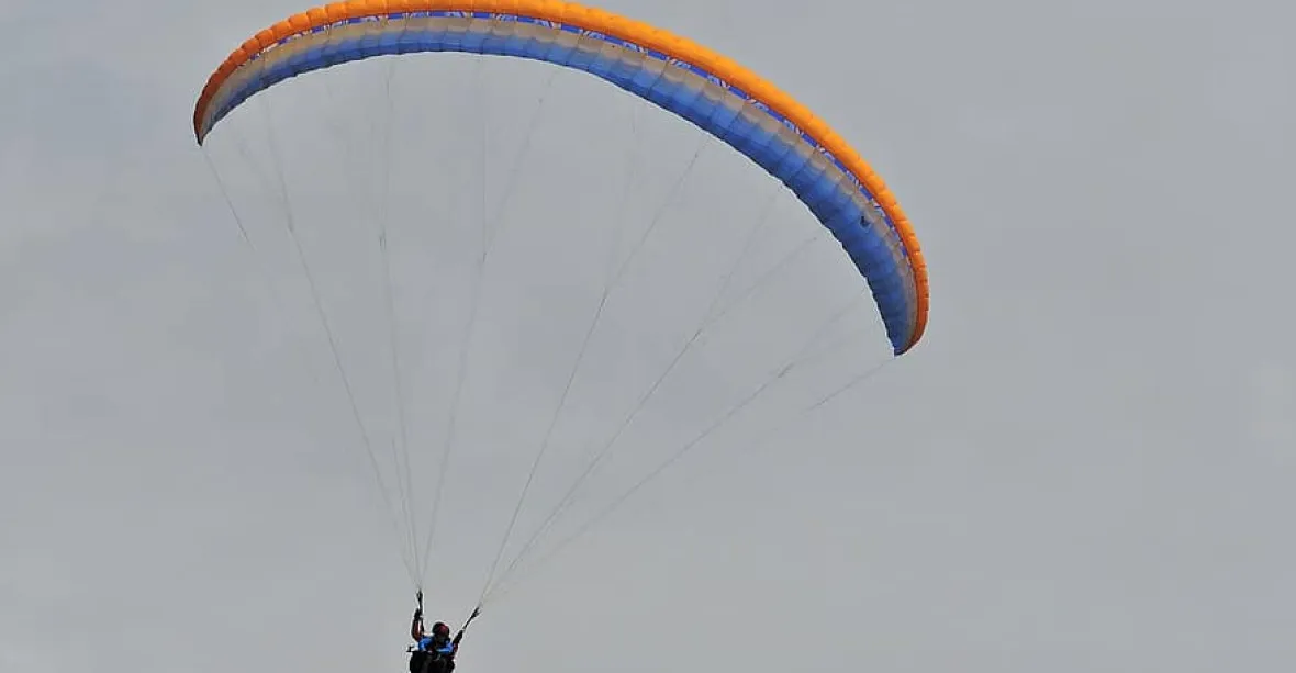 U Lipna se zřítil paraglidista, v nemocnici zemřel