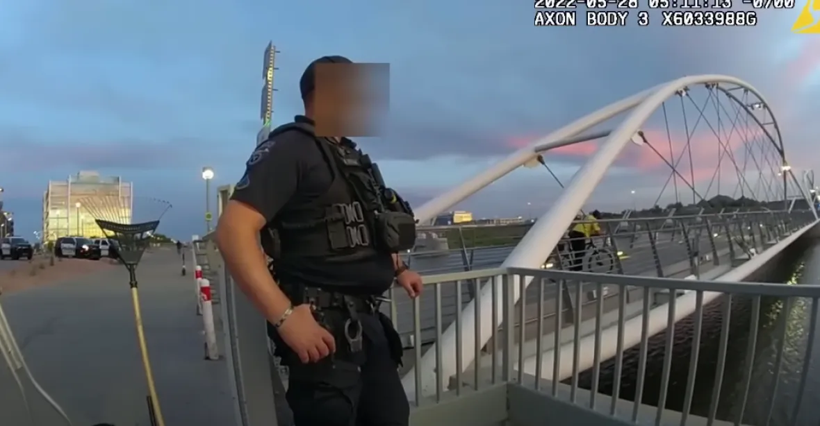VIDEO: „Já tam za vámi neskáču.“ Policisté nechali muže, aby se utopil