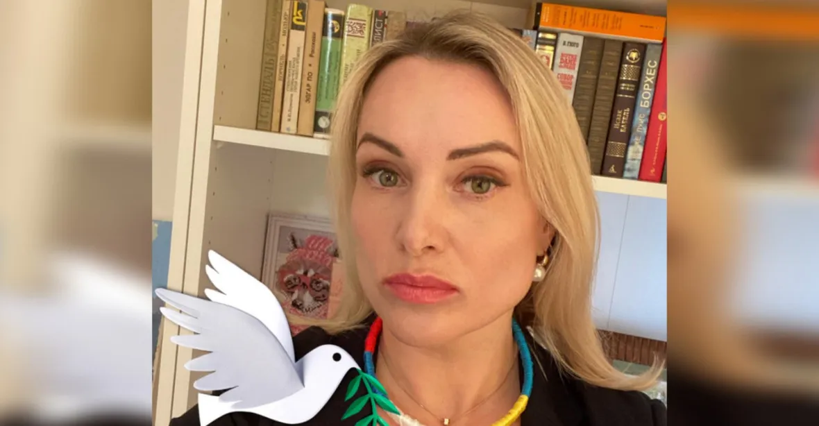Hrdinka z moskevské televize měla přednášet v Kyjevě. Musela utéct přes Rumunsko