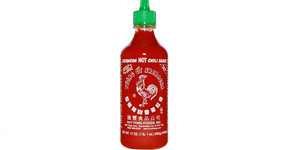 Ikonické omáčky Sriracha bude nedostatek. Může za to mizerná úroda chilli papriček