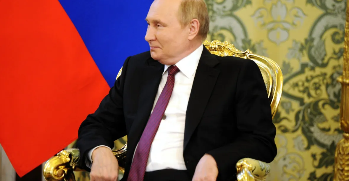 Putin v péči lékařů. Po jednání s vojenskými vůdci ho údajně postihla slabost a závrať