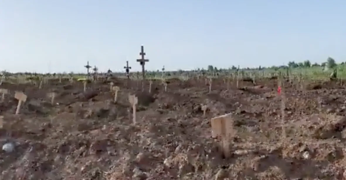 „Lidé jsou házeni do jam jako odpadky.“ Tisíce bezejmenných hrobů u Mariupolu