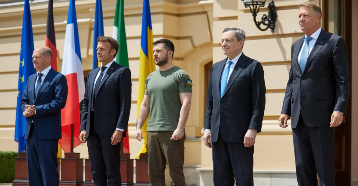 Ukrajina by měla okamžitě dostat status kandidáta do EU, shodli se evropští lídři v Kyjevě