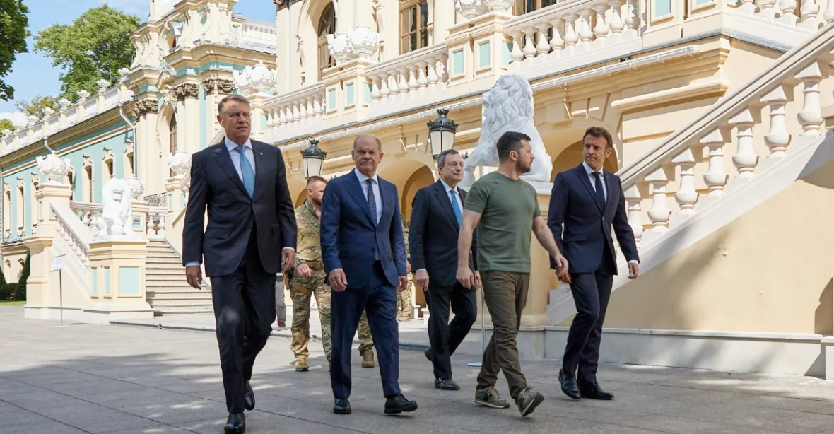 „Milovníci žab, jitrnic a špaget rádi navštěvují Kyjev.“ Medvěděv se posmívá návštěvě vůdců EU