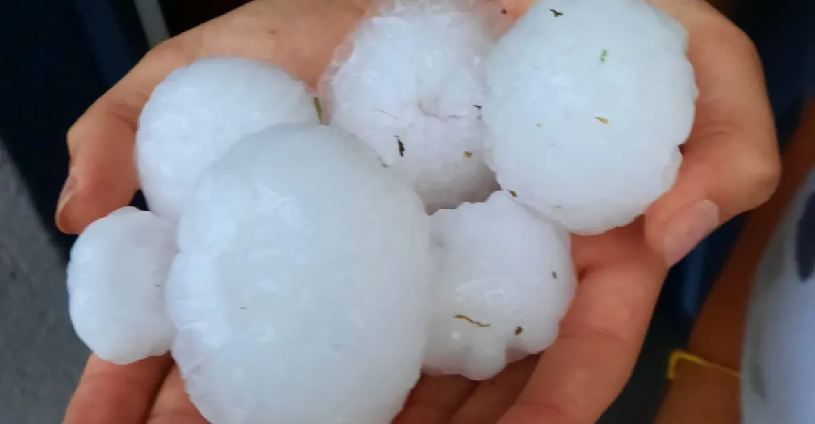 VIDEO: Kroupy o velikosti tenisových míčků ničily auta, střechy a vinice