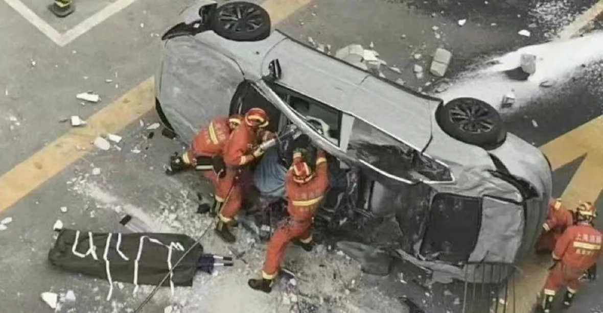 VIDEO: Nehoda „zabijáku Tesly“. Čínský elektromobil se při testování zřítil z třetího patra