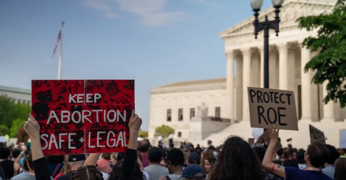 „Budeme protestovat po milionech“. Progresivisté jsou v šoku po zrušení práva na potrat a budou se vzpírat