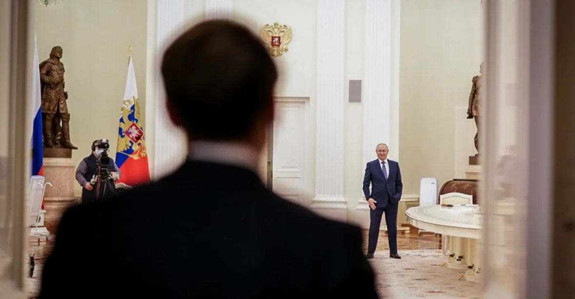 Jak si Putin povodil Macrona. Ve Francii zveřejnili přepis jejich telefonátu