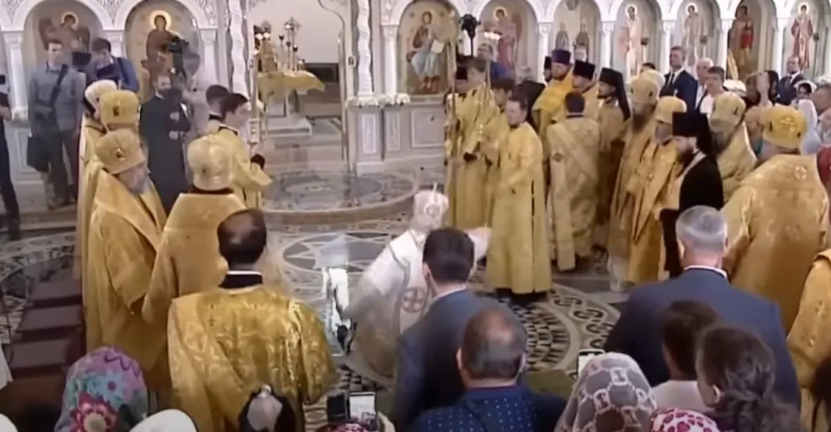 VIDEO: Putinův patriarcha Kirill upadl v chrámu. Uklouzl na svěcené vodě