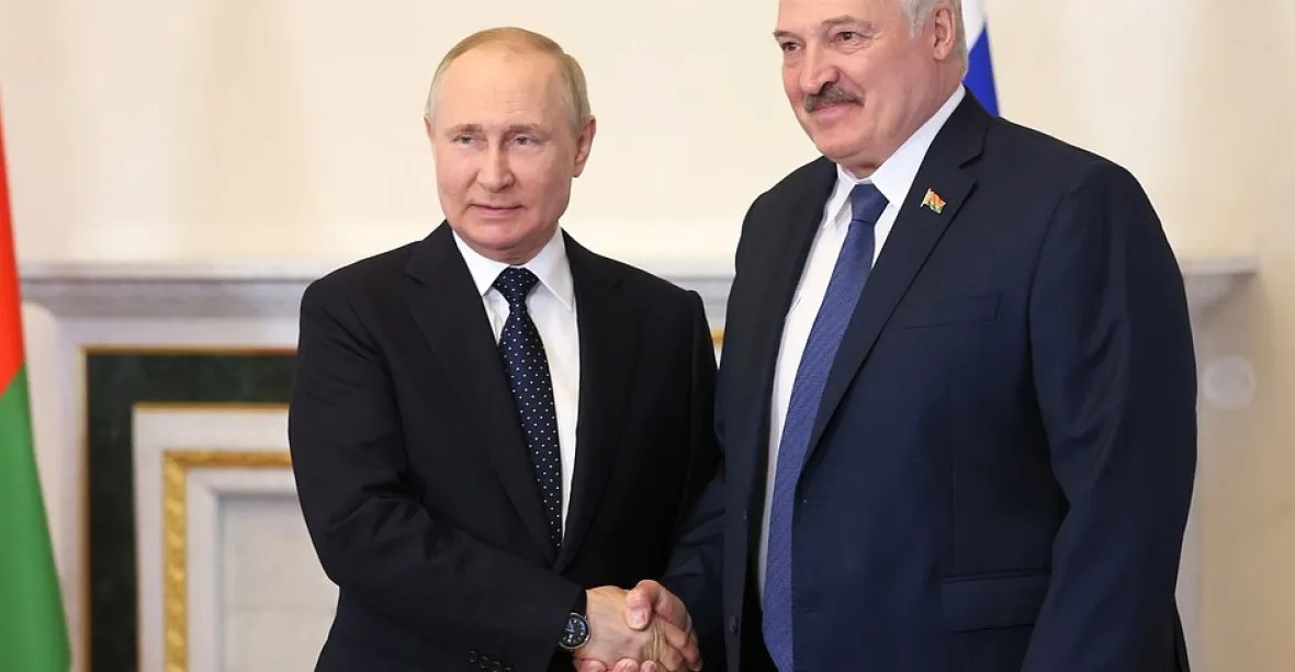 Lukašenko pouští hrůzu na Ukrajinu i Pobaltí. Hrozbám čelí spíše doma