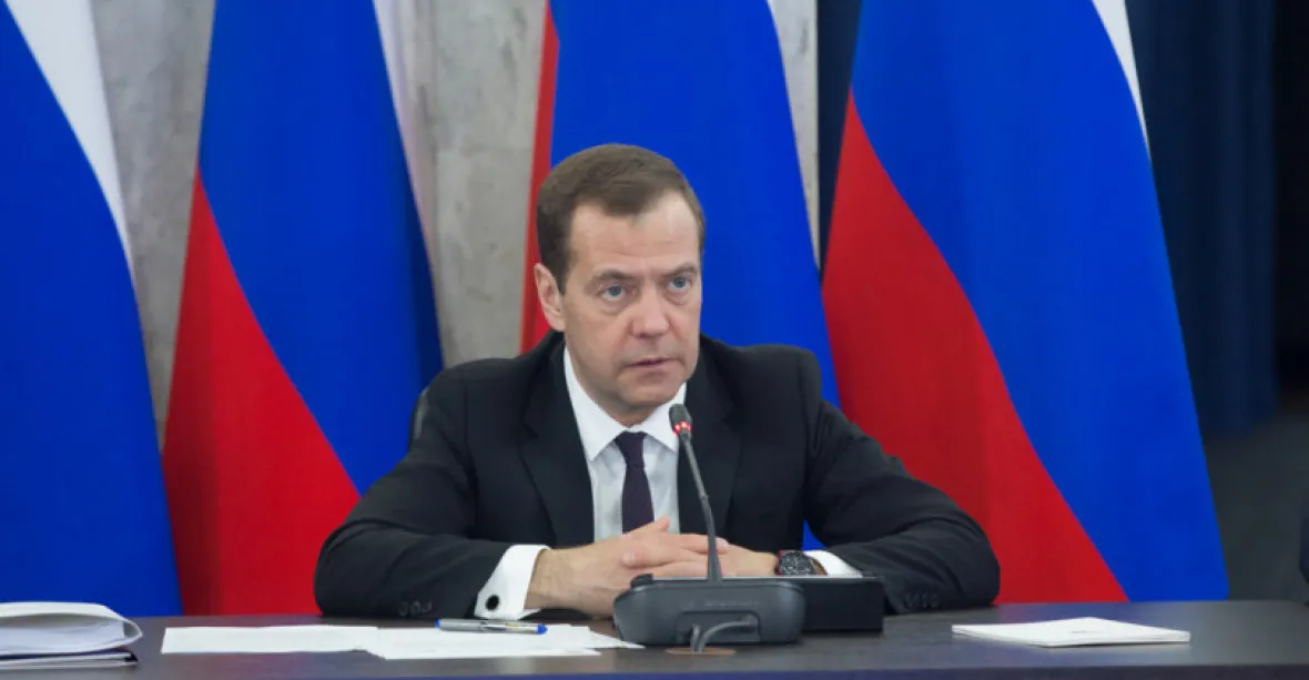 „Zásah NATO na Krymu povede ke třetí světové válce,“ vyhrožuje Medveděv
