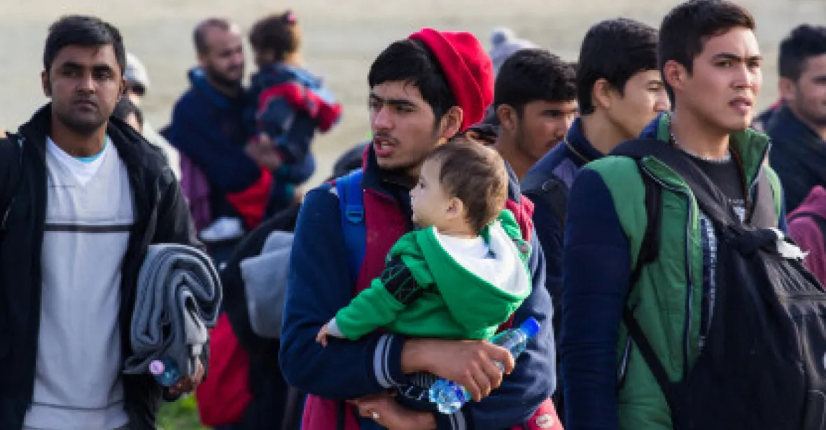 Azylanti bojují s migranty. Na hranicích s Tureckem je k tomu nutí řecká policie