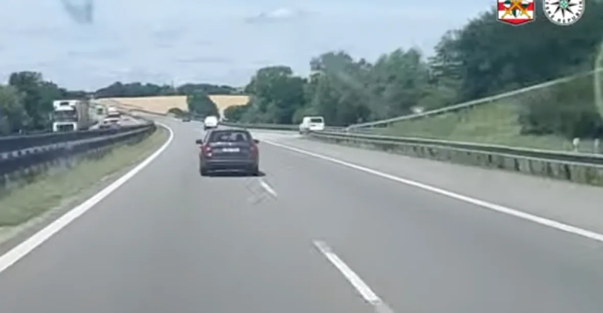 VIDEO: Řidič na D1 ujížděl dvoustovkou policii, pak ale uvízl v dopravní zácpě