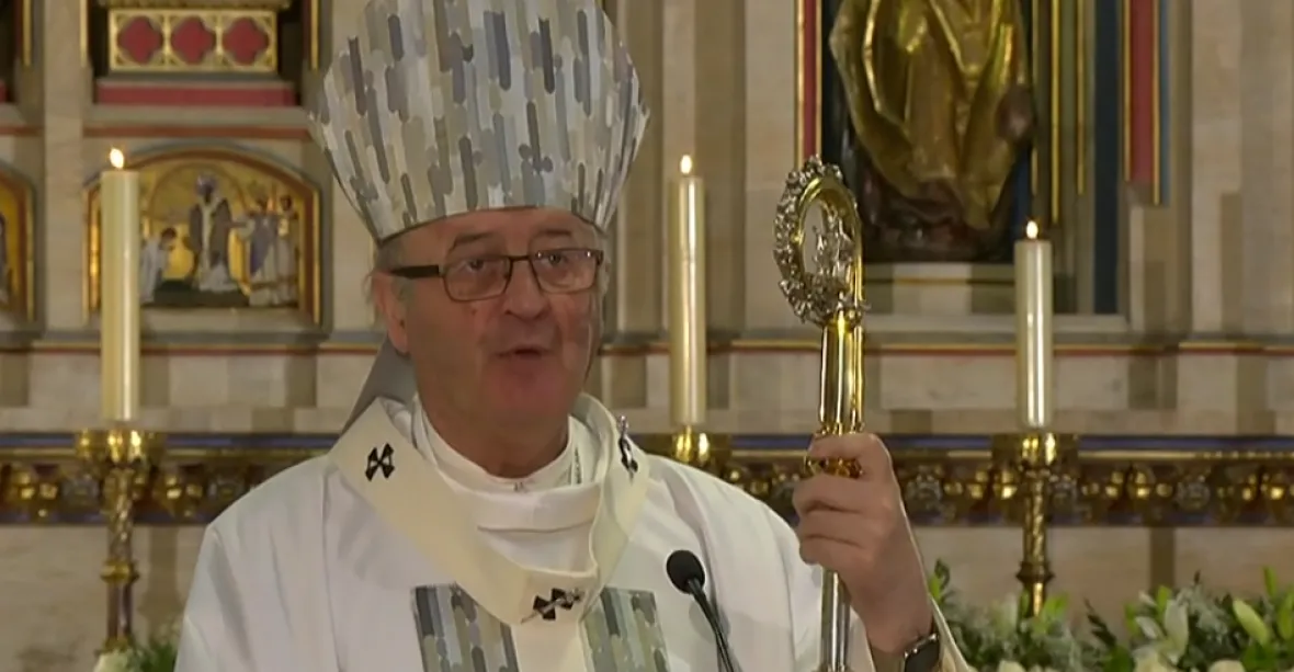 Praha má nového arcibiskupa. Graubner v katedrále převzal úřad od Duky