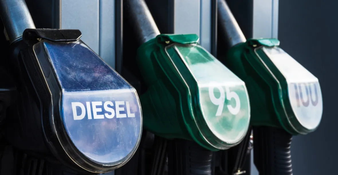 Analýza varuje před černým scénářem trojnásobného zdražení ropy. Benzín v Česku by pak stál 90 korun