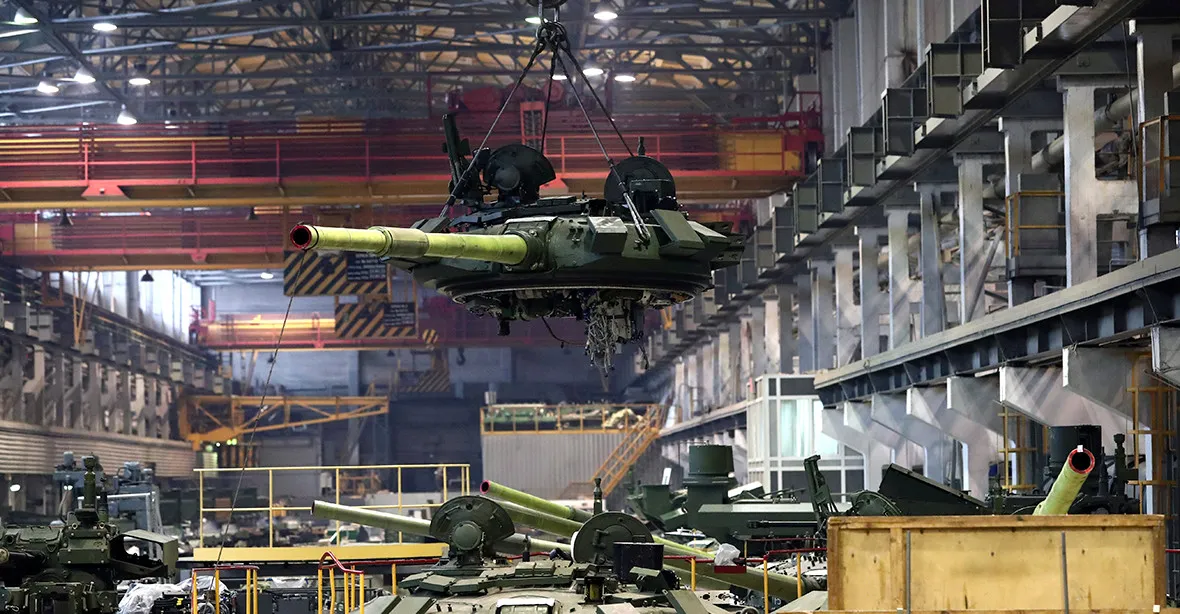 Pracovní dobu určí Kreml. Ruská válečná mašinerie zařazuje vyšší stupeň