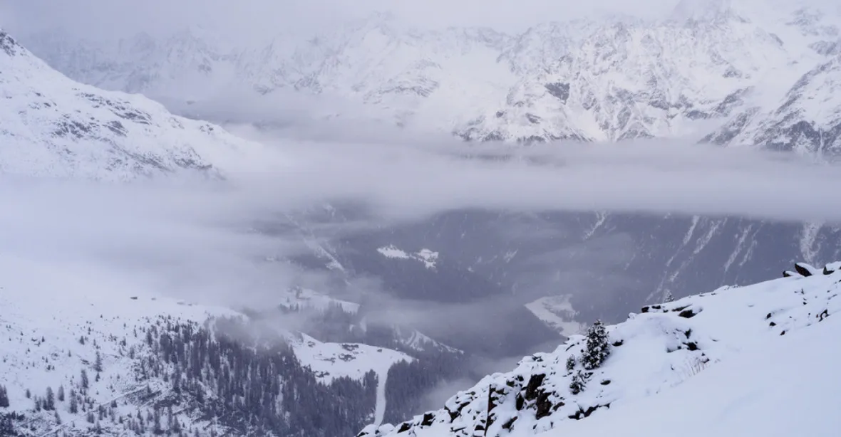 V Alpách se zřítil ledovec, nejméně pět lidí zemřelo