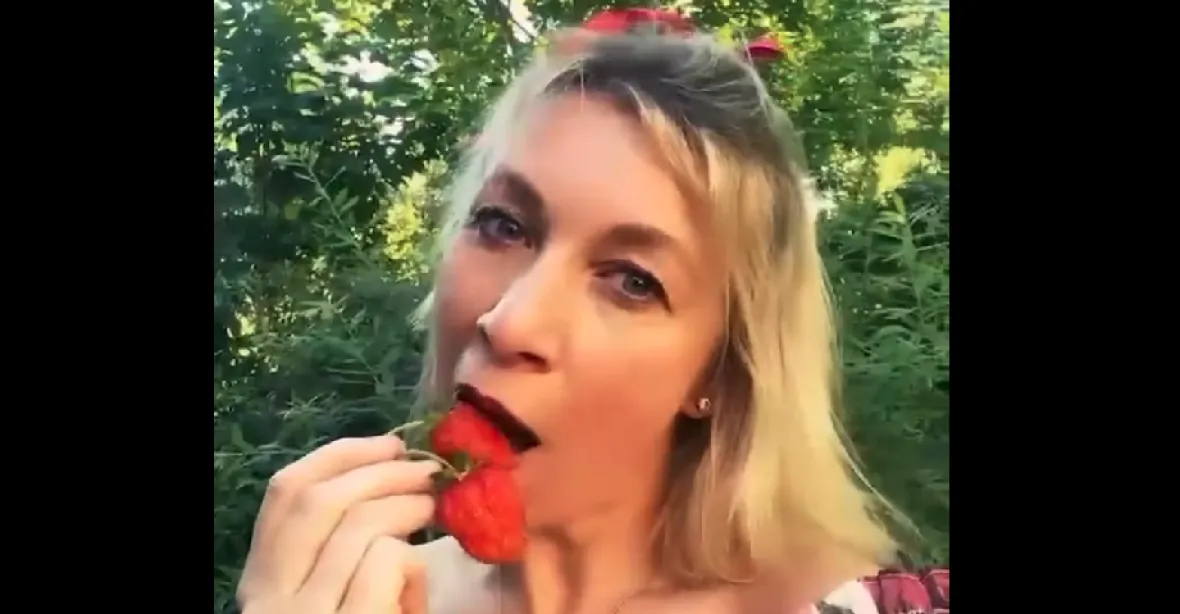 Bizarní video Lavrovovy mluvčí: tři minuty beze slova lascivně pojídá jahody