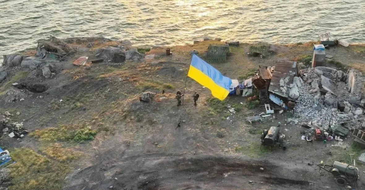 Na legendárním Hadím ostrově opět zavlála vlajka Ukrajiny. Zničili jsme ji, tvrdí Rusové