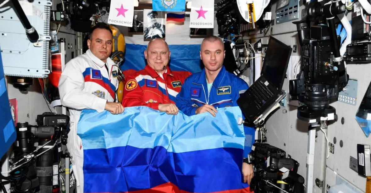 Ruští kosmonauti slavili na ISS dobytí Luhanské oblasti. NASA to ostře odsoudila