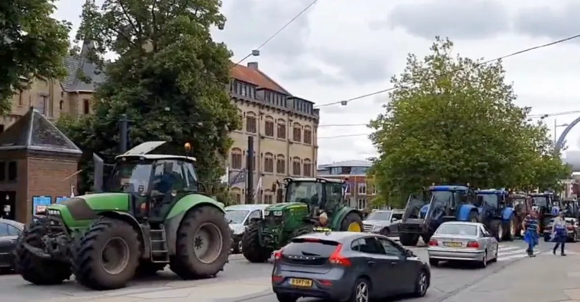 Protesty farmářů v Nizozemí pokračují. Z Bruselu má přitom přijít další rána