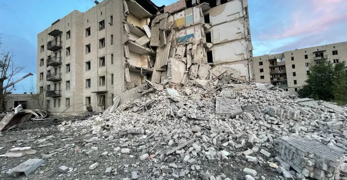 Ruská raketa zasáhla obytný dům. Nejméně šest lidí zahynulo, v sutinách může být dalších 30 lidí