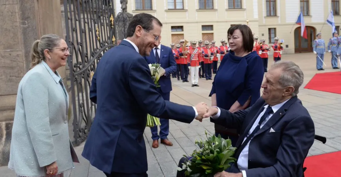 Izraelský prezident Herzog dorazil do Prahy, Zeman se mu omluvil za Lipavského