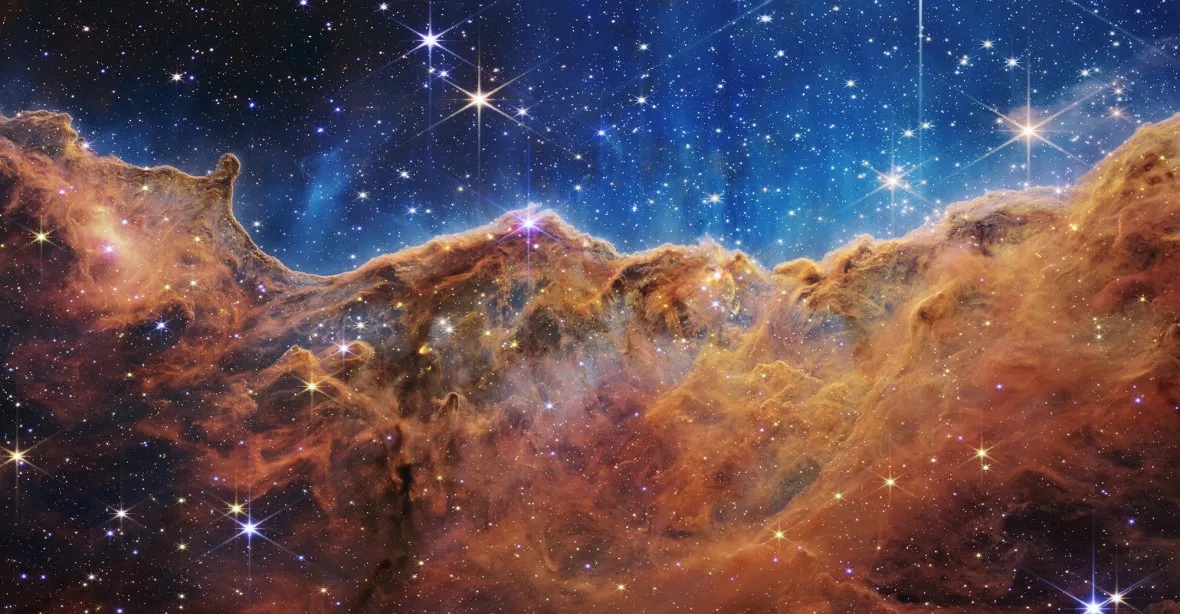 Tančící galaxie, zhroucená hvězda i mlhovina plná světel. NASA se chlubí novými snímky