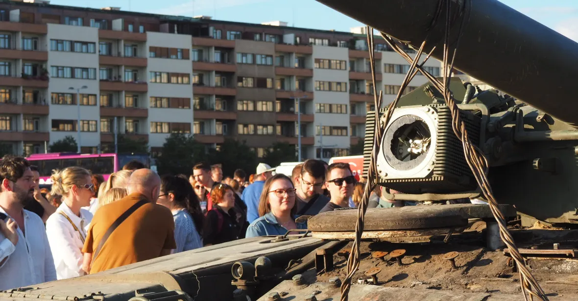 GALERIE: Ruský tank v Praze a další. Co je k vidění na pražské Letné