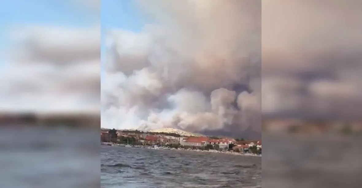V Chorvatsku se šíří požár. Lidé se evakuují na lodích