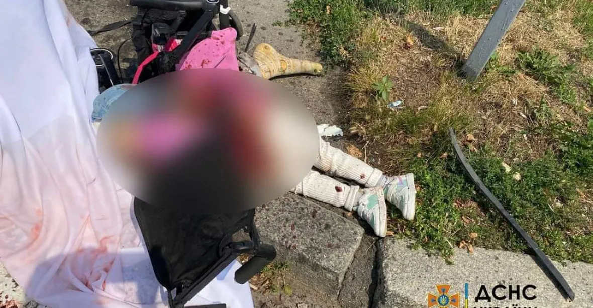 Ruská raketa zaútočila v centru města Vinnycje. Zabila i dítě v kočárku