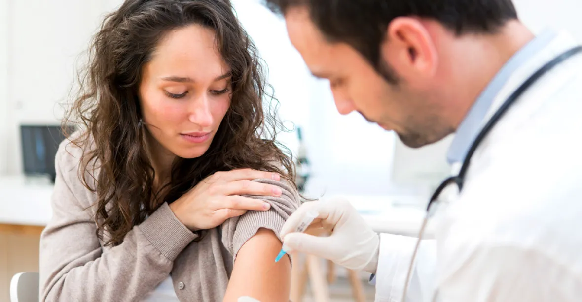 Očkování proti covidu-19 ovlivnilo menstruaci asi u poloviny žen, tvrdí studie