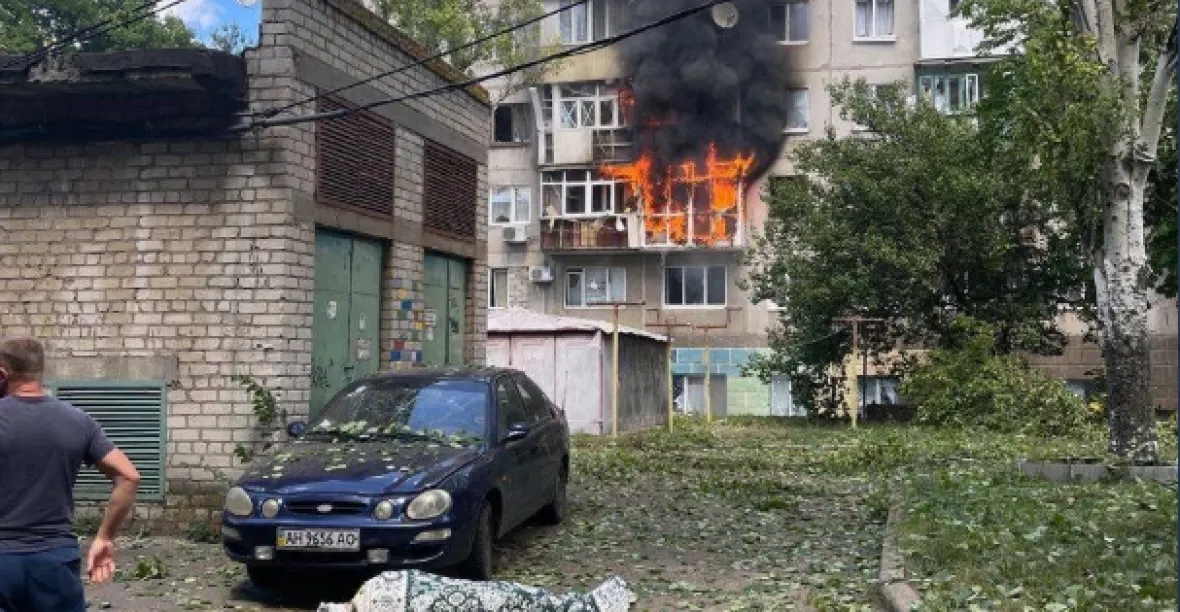 Ruské rakety zasáhly centrum Kramatorsku. V obytných domech hoří