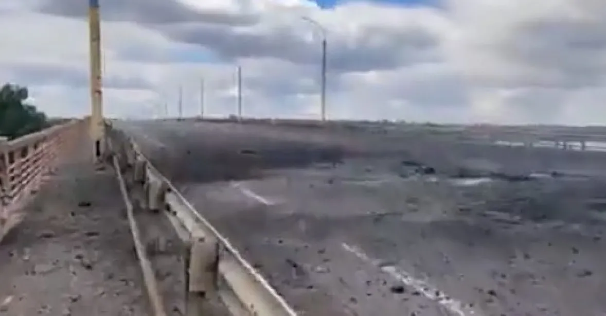 Ukrajina zasáhla most přes Dněpr. Britská rozvědka mluví o klíčové zranitelnosti Rusů