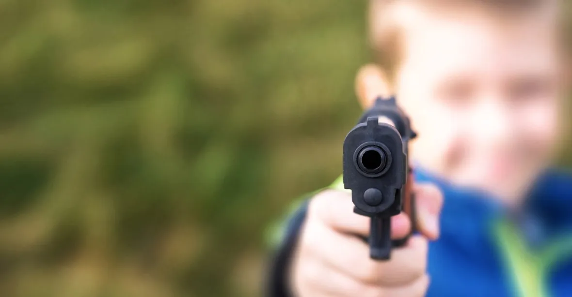 Čtyřleté dítě vystřelilo na policisty. Vyzval ho k tomu otec při zatýkání