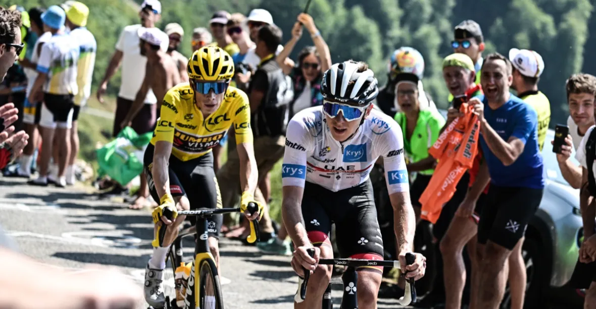 Nejhezčí gesto na Tour de France. Vedoucí závodník počkal na soupeře, který upadl