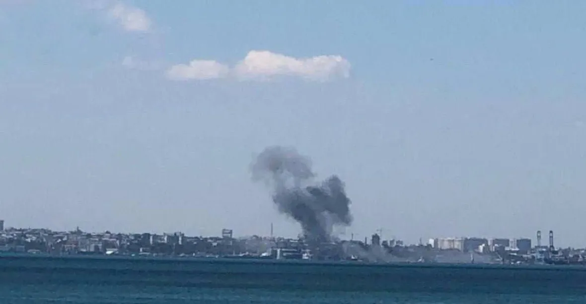 Hořící přístav a výbuchy na pláži. Ruské rakety bombardují Oděsu