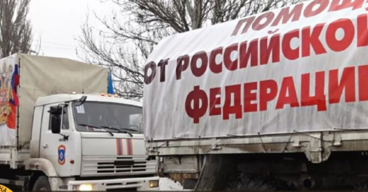 Rusko posílá munici na frontu v přestrojení za humanitární pomoc, zlobí se Kyjev