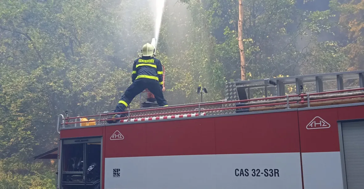 První obyvatelé Hřenska byli evakuováni. Lesní požár v Českém Švýcarsku se šíří