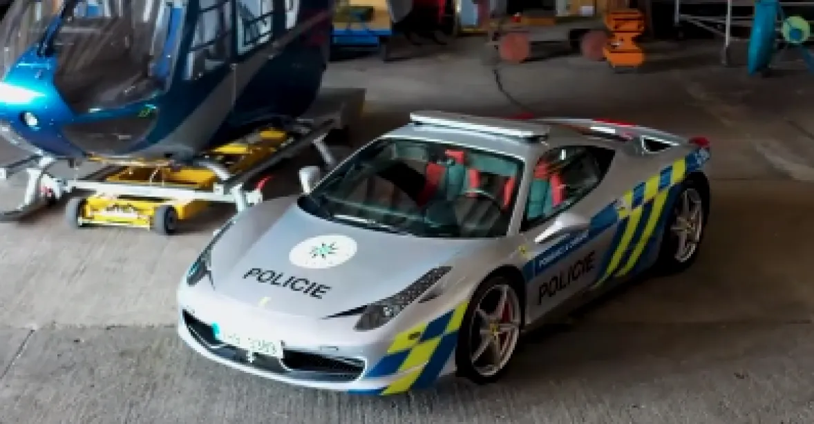 Zabavené Ferrari pomůže policii „chránit“ české dálnice. Má honit i piráty silnic v ilegálních závodech