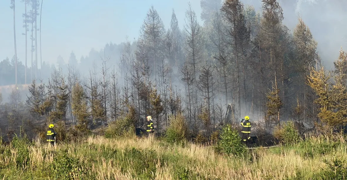 Vojenské lesy v plamenech. Kouř z Libavé byl vidět na desítky kilometrů