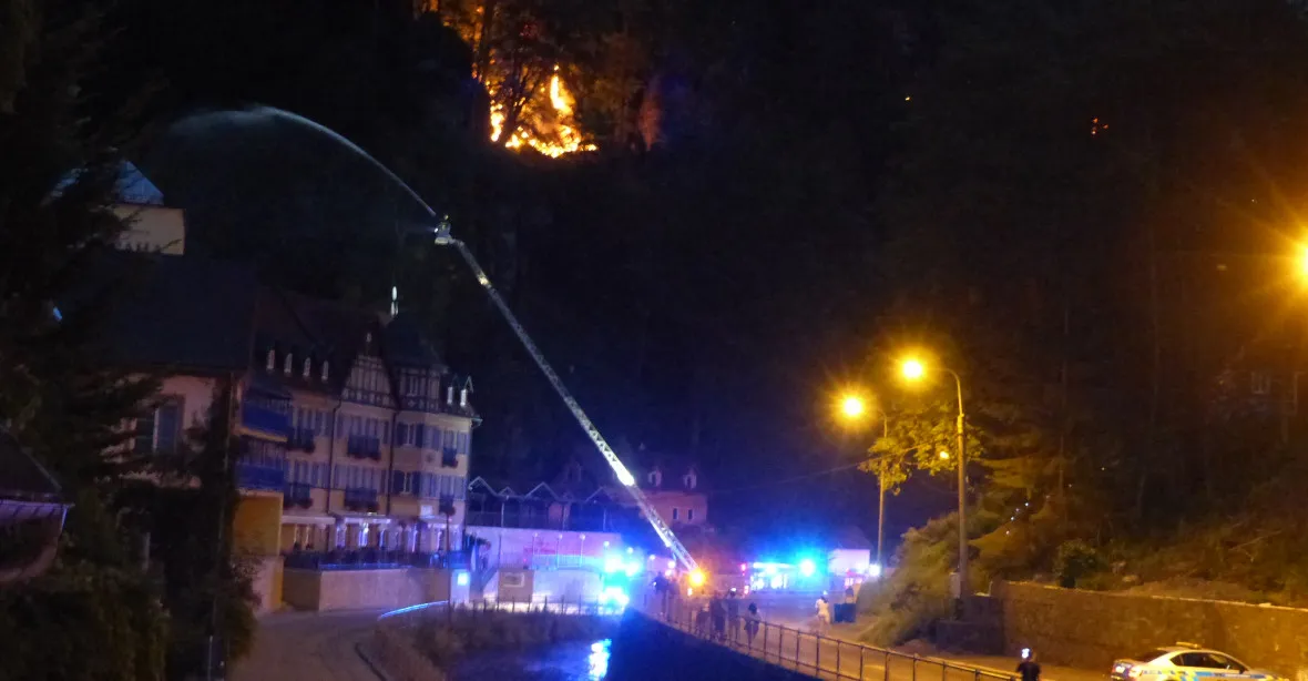 Vítr rozdmýchal požár v Českém Švýcarsku. Kouř je cítit na sto kilometrů
